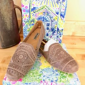 LAST CHANCE! Cute cutout loafers!